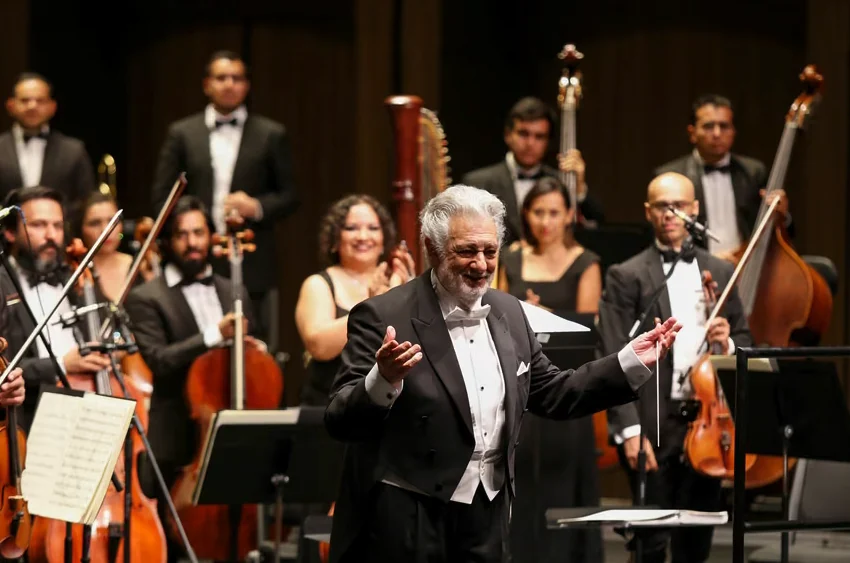 El Mtro. Plácido Domingo en el escenario junto a la orquesta